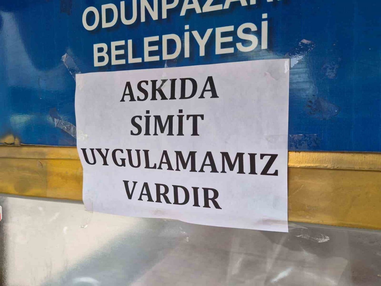 ESKİŞEHİR'DE ESNAF ELVAN DÖNMEZ, İHTİYAÇ SAHİPLERİ İÇİN BAŞLATTIĞI ASKIDA SİMİT UYGULAMASININ...