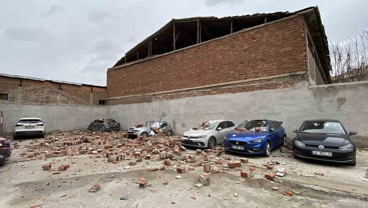 ESKİŞEHİR'DE FIRTINA SEBEBİYLE METRUK BİNANIN ÇATI DUVARININ OTOPARKA DEVRİLİRKEN, 6 ARAÇTA MADDİ...