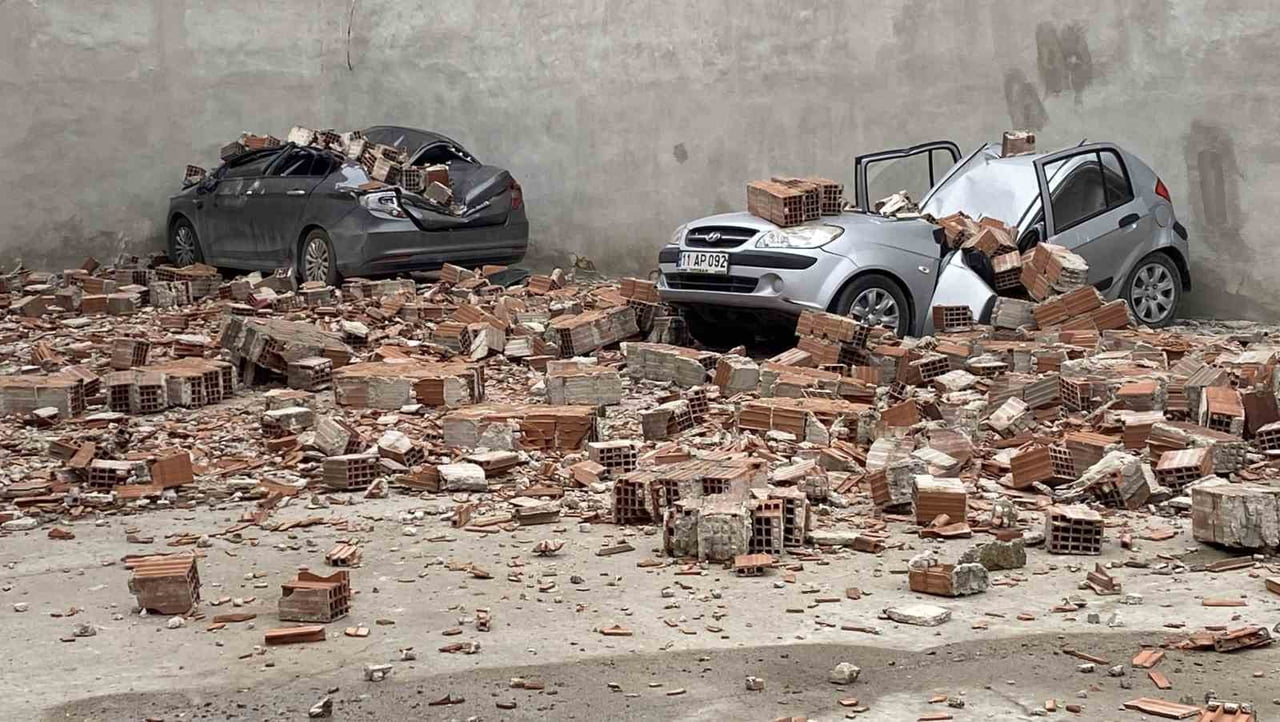 ESKİŞEHİR'DE FIRTINA SEBEBİYLE METRUK BİNANIN ÇATI DUVARININ OTOPARKA DEVRİLİRKEN, 6 ARAÇTA MADDİ...