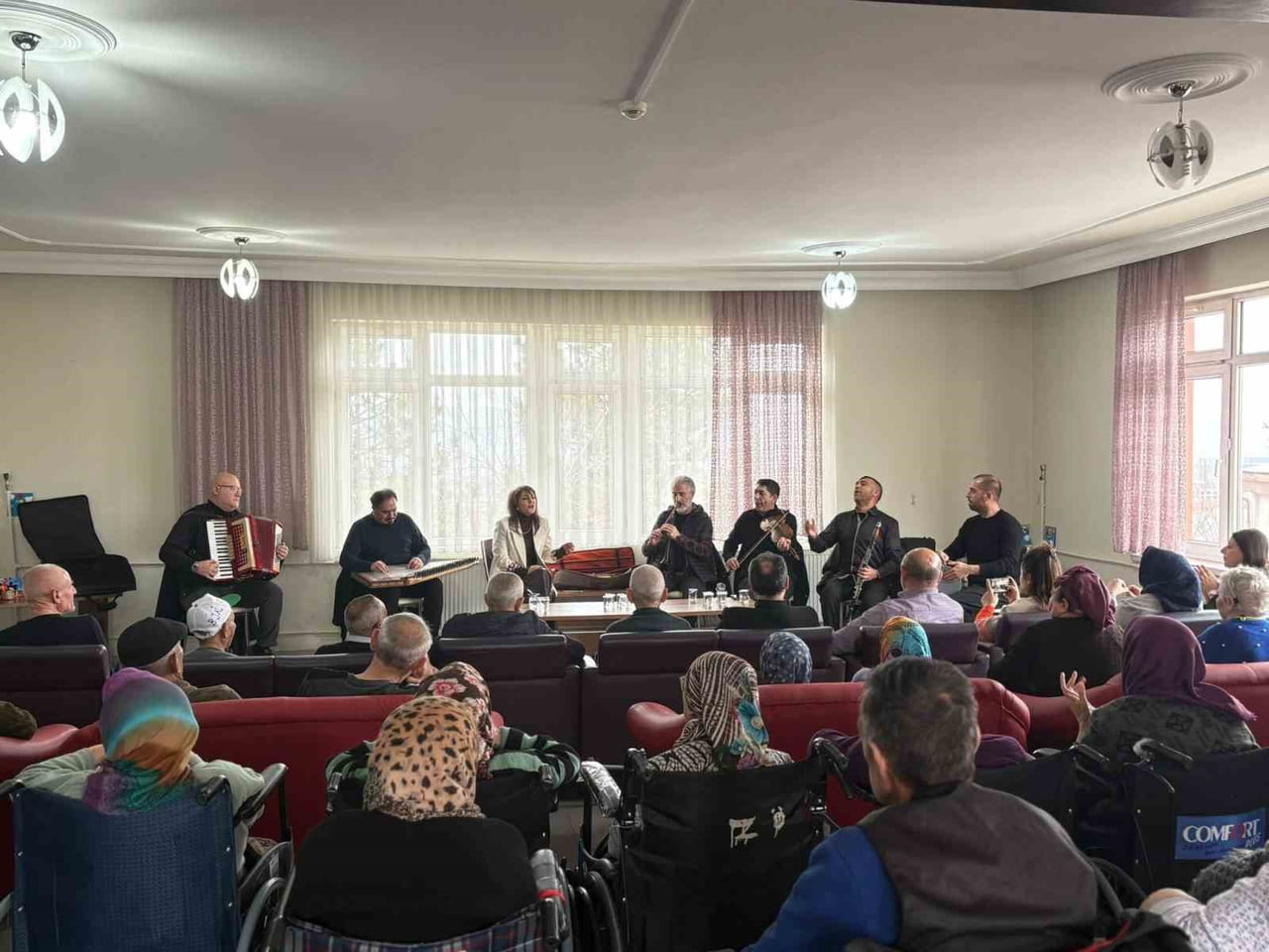 ESKİŞEHİR'DE HUZUREVİNDEKİ YAŞLILAR, GERÇEKLEŞTİRİLEN KONSER İLE KEYİFLİ VAKİT...