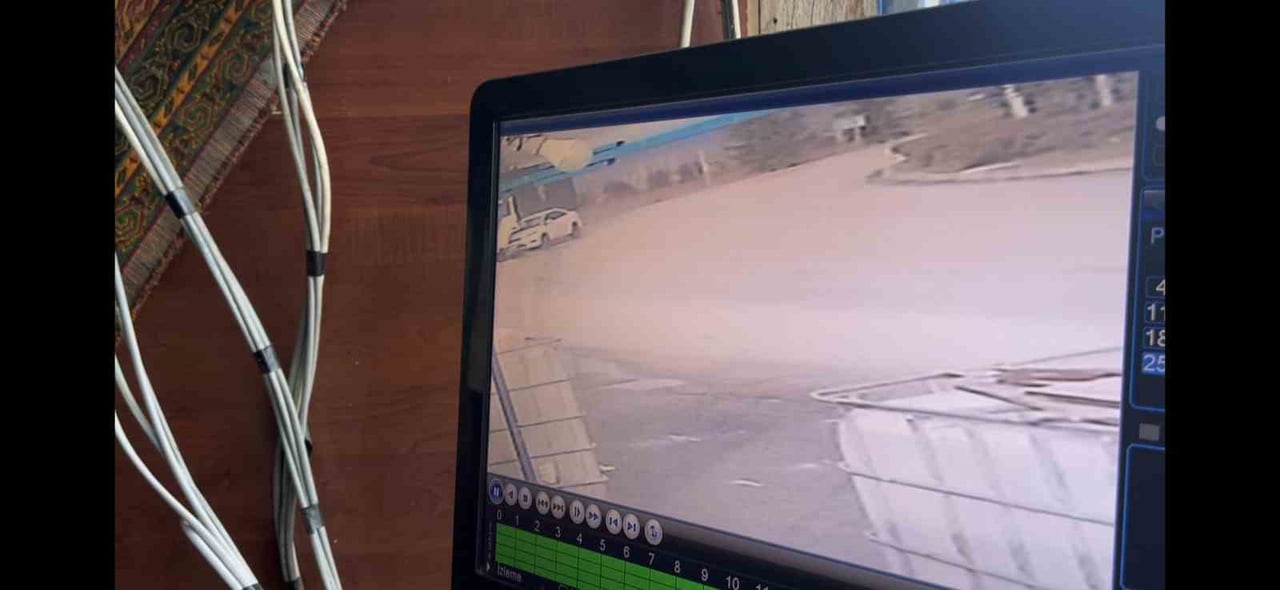 ESKİŞEHİR'DE KAYGANLAŞAN YOLDA DİREKSİYON HAKİMİYETİ KAYBOLAN OTOMOBİLİN PARK HALİNDEKİ TIRA...