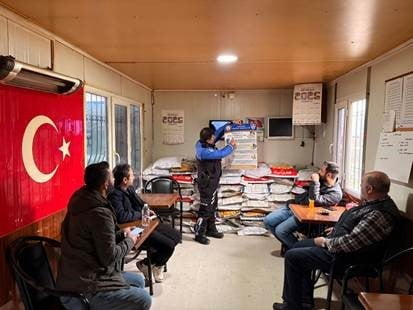 ESKİŞEHİR'DE POLİS EKİPLERİ, DOLANDIRICILIK OLAYLARIYLA İLGİLİ VATANDAŞLARA YÜZ YÜZE...