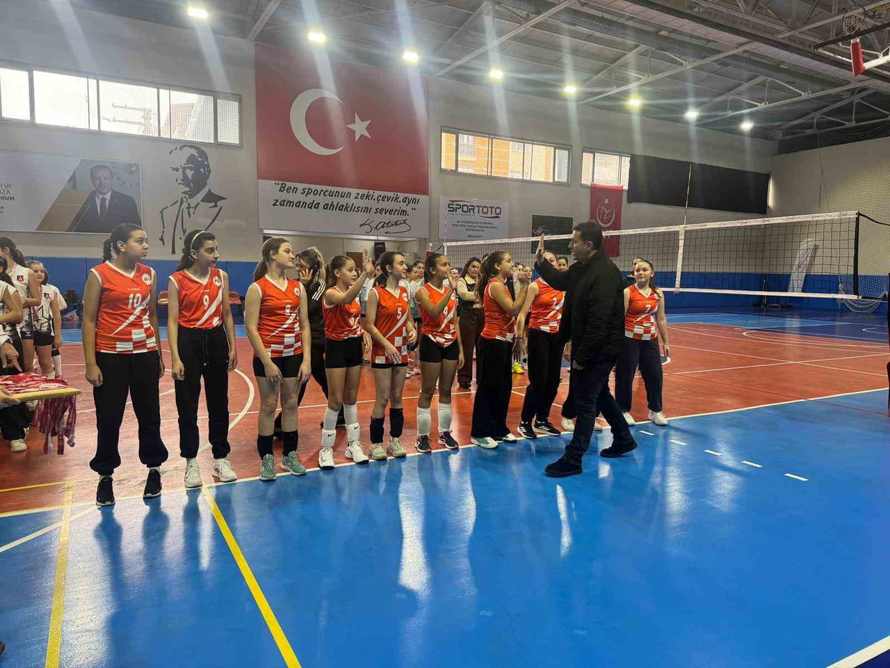 ESKİŞEHİR'DE TAMAMLANAN 'VOLEYBOL KÜÇÜK KIZ MÜSABAKALARI'NDA DERECEYE GİREN OKULLAR BELLİ...
