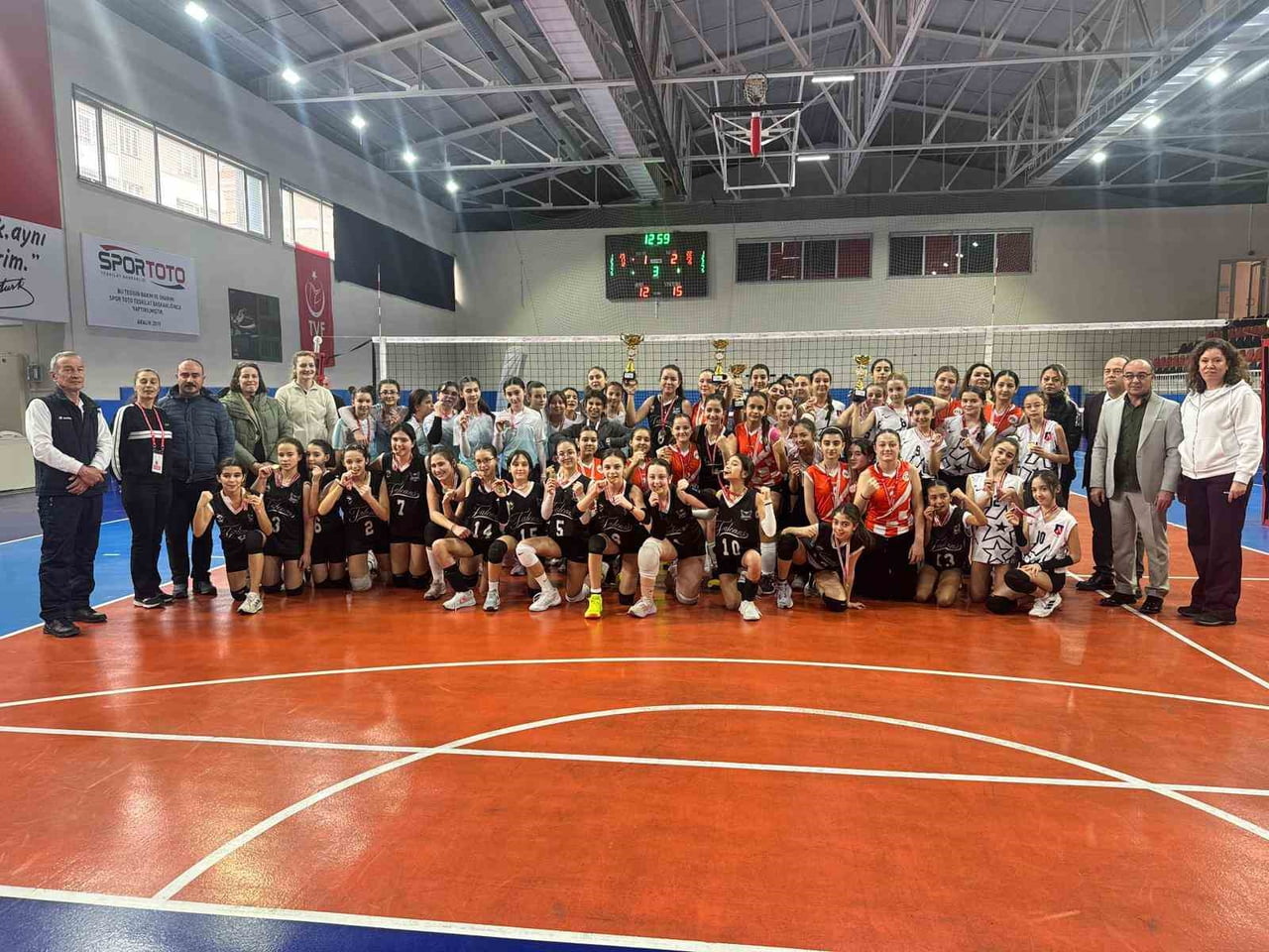 ESKİŞEHİR'DE TAMAMLANAN 'VOLEYBOL KÜÇÜK KIZ MÜSABAKALARI'NDA DERECEYE GİREN OKULLAR BELLİ...