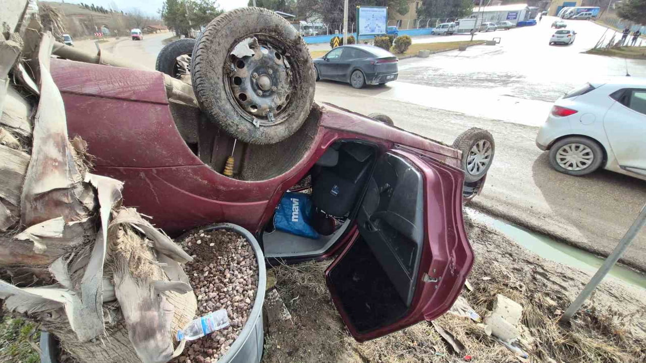 ESKİŞEHİR'DE YAĞIŞ SEBEBİYLE KAYGANLAŞAN YOLDA KONTROLDEN ÇIKIP TAKLA ATAN OTOMOBİLDE BULUNAN 3...