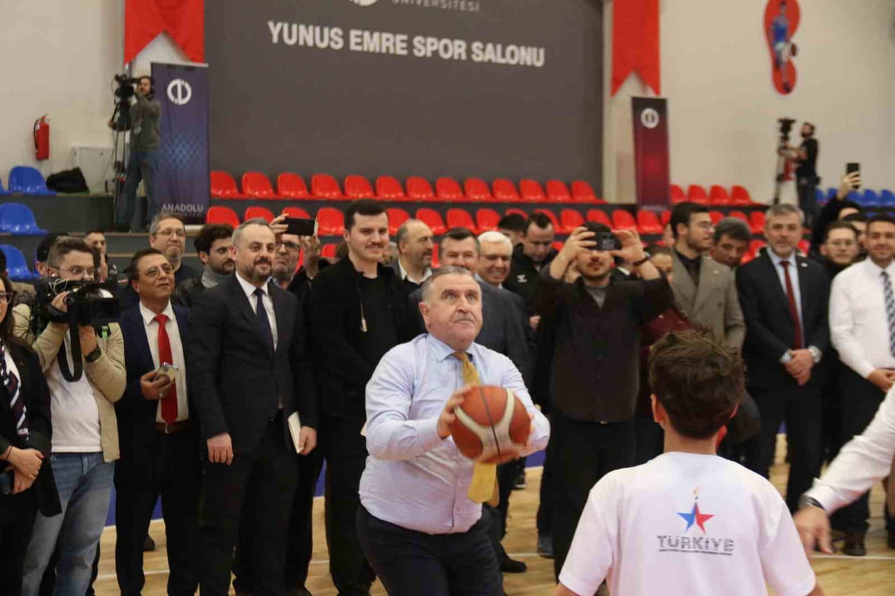 ESKİŞEHİR'DE YUNUS EMRE KAPALI SPOR SALONU AÇILIŞINA KATILAN GENÇLİK VE SPOR BAKANI OSMAN AŞKIN...
