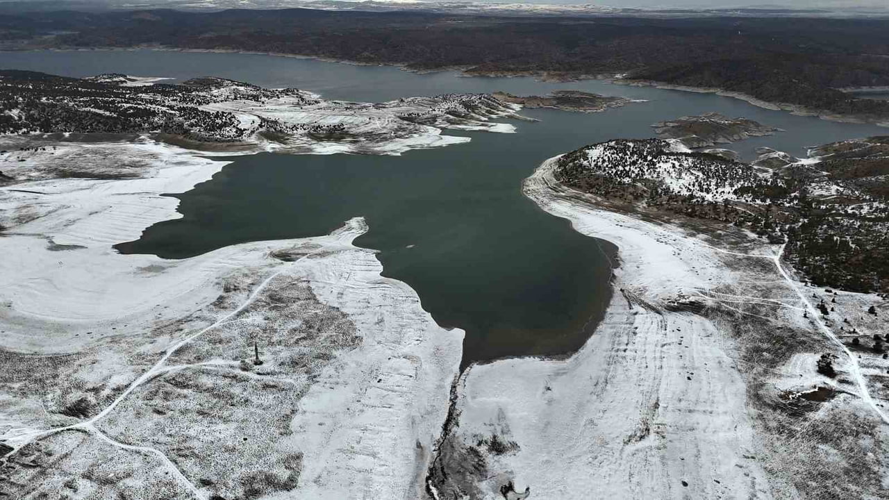 ESKİŞEHİR'İN İÇME VE KULLANMA SUYUNU TEMİN EDEN PORSUK BARAJI'NIN KARLA KAPLI HALİ DRON İLE...