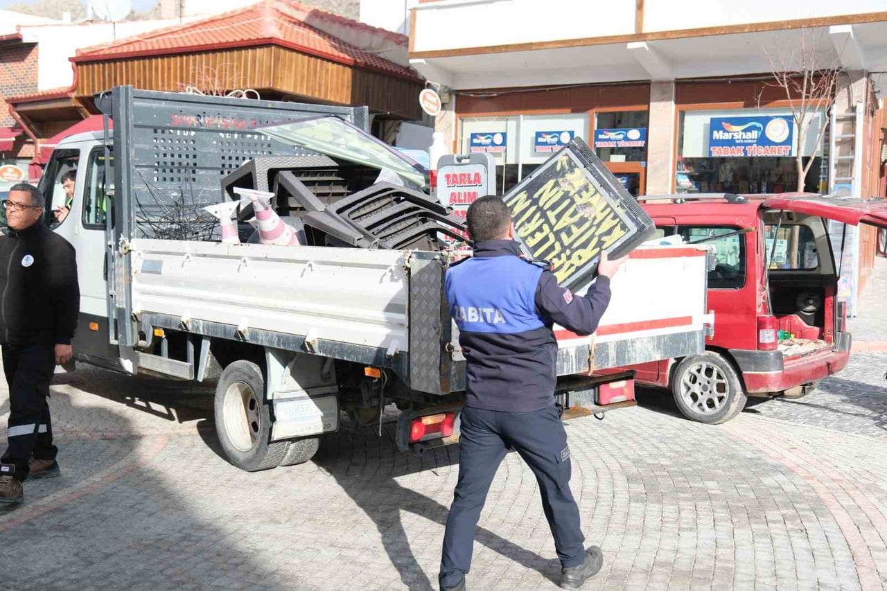 ESKİŞEHİR'İN SİVRİHİSAR İLÇESİ'NDE İŞYERLERİ ÖNLERİNDE KALDIRIMLARI İŞGAL EDEN DUBA, LEVHA, TABELA...