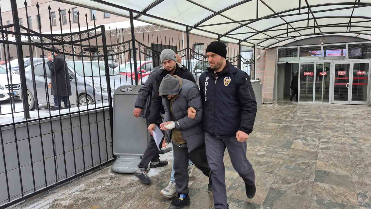 ESKİŞEHİR’DE 50 YAŞINDAKİ ÜVEY BABASINI BIÇAKLAYARAK AĞIR YARALAYAN ŞAHIS TUTUKLANARAK CEZAEVİNE...