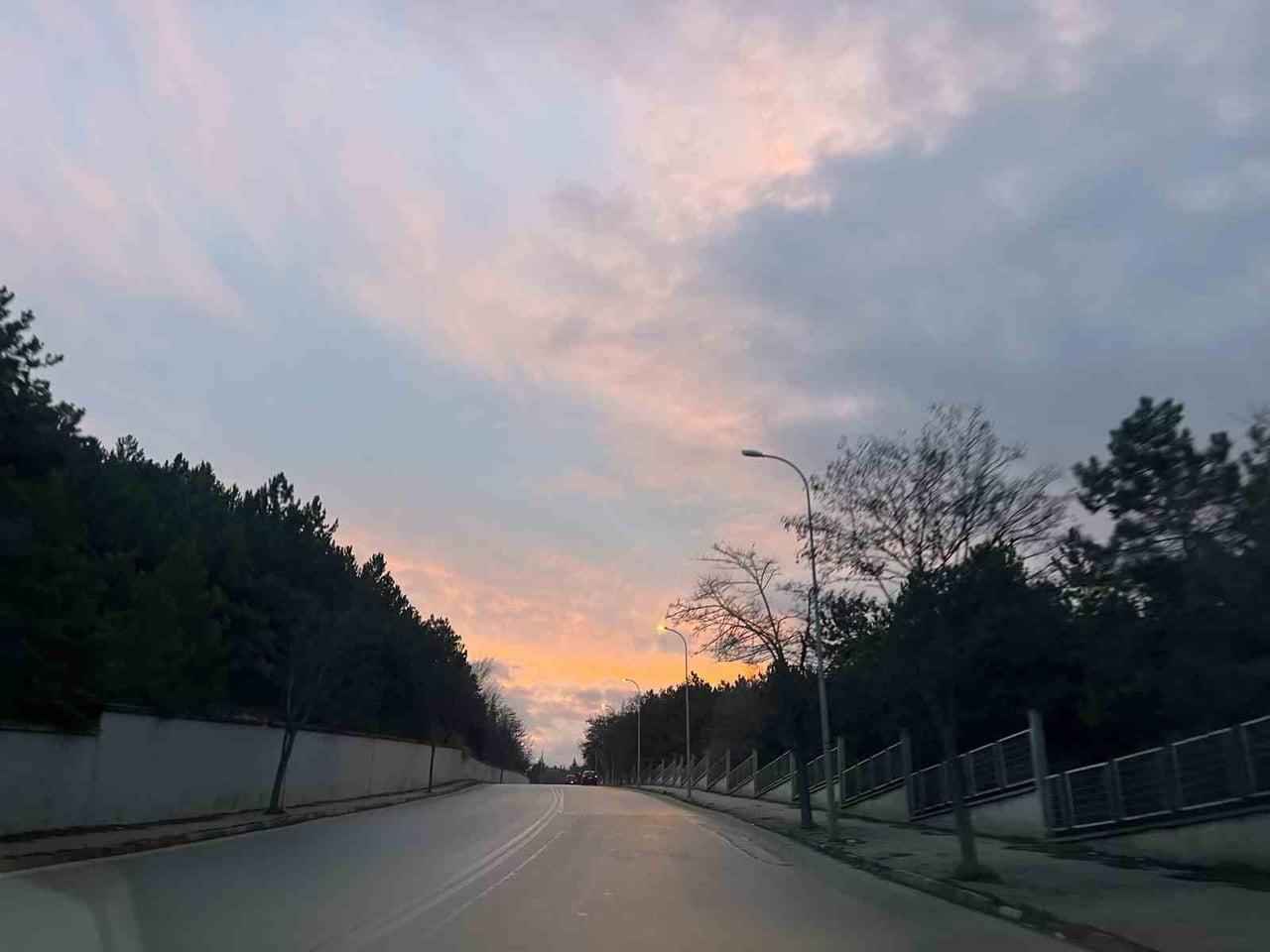 ESKİŞEHİR’DE AKŞAM SAATLERİNDE YAŞANAN GÜN BATIMI, GÖKYÜZÜNDE OLUŞTURDUĞU RENKLERLE GÜZEL...