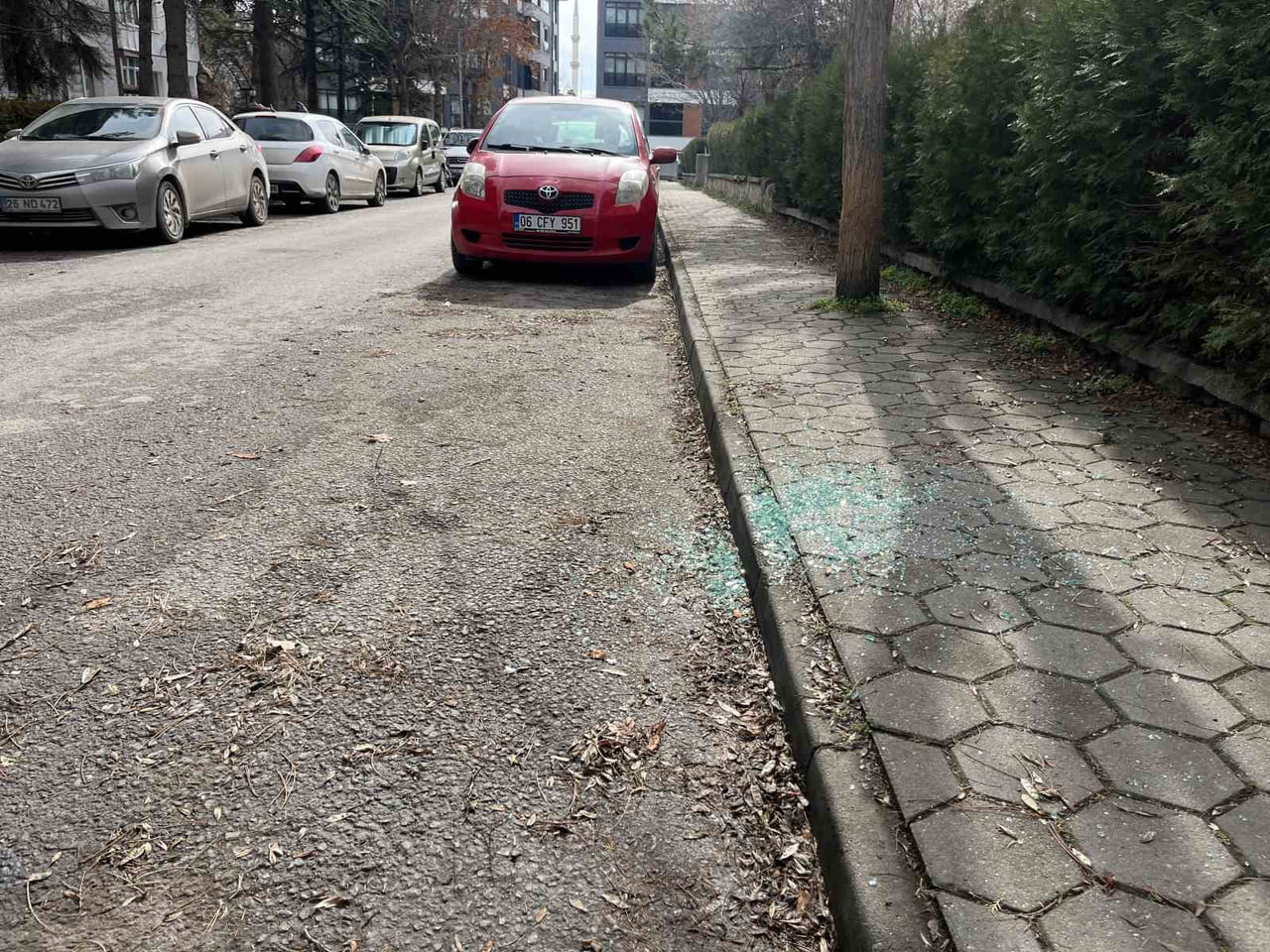 ESKİŞEHİR’DE AYNI SOKAK ÜZERİNDE BİR HAFTA İÇİNDE BEŞ ARACIN CAMI KIRILARAK GERÇEKLEŞTİRİLEN...