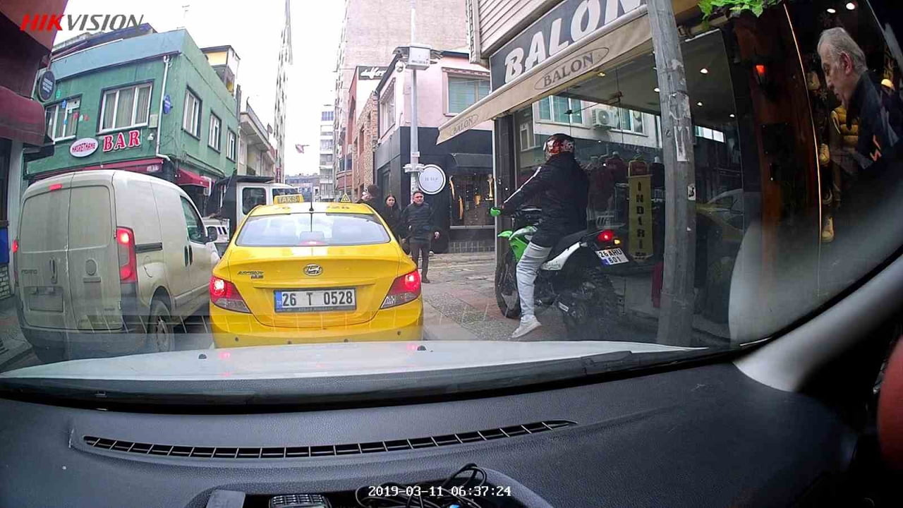 ESKİŞEHİR’DE BİR MOTOSİKLET SÜRÜCÜSÜ, KIRMIZI IŞIKTA BEKLEMEMEK İÇİN KALDIRIMA ÇIKARAK YAYA...