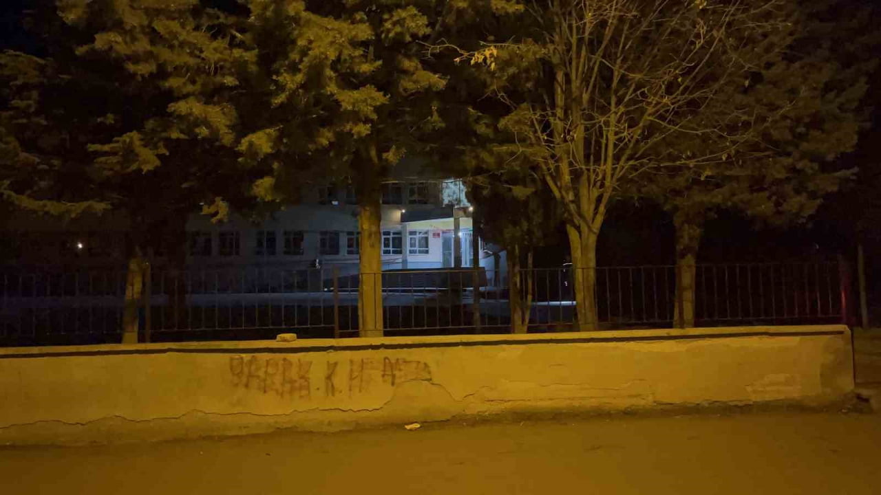 ESKİŞEHİR’DE DÜN AKŞAM BABAYI DARP EDİP 17 YAŞINDAKİ ÇOCUĞU SIRTINDAN VE KAFASINDAN BIÇAKLAYAN 3...