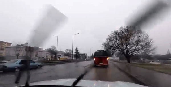 ESKİŞEHİR’DE ETKİLİ OLAN KARLA KARIŞIK YAĞMUR, KENTİN ULAŞIMI OLUMSUZ ETKİLEDİ.