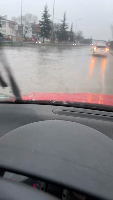 ESKİŞEHİR’DE ETKİLİ OLAN KARLA KARIŞIK YAĞMUR, KENTİN ULAŞIMI OLUMSUZ ETKİLEDİ.