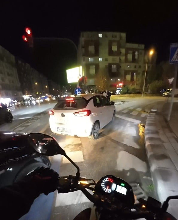 ESKİŞEHİR’DE FARKLI BİR YOLA YANAN TRAFİK IŞIĞINI ÜZERİNE ALINARAK BEKLEYEN SÜRÜCÜ TRAFİĞE NEDEN...