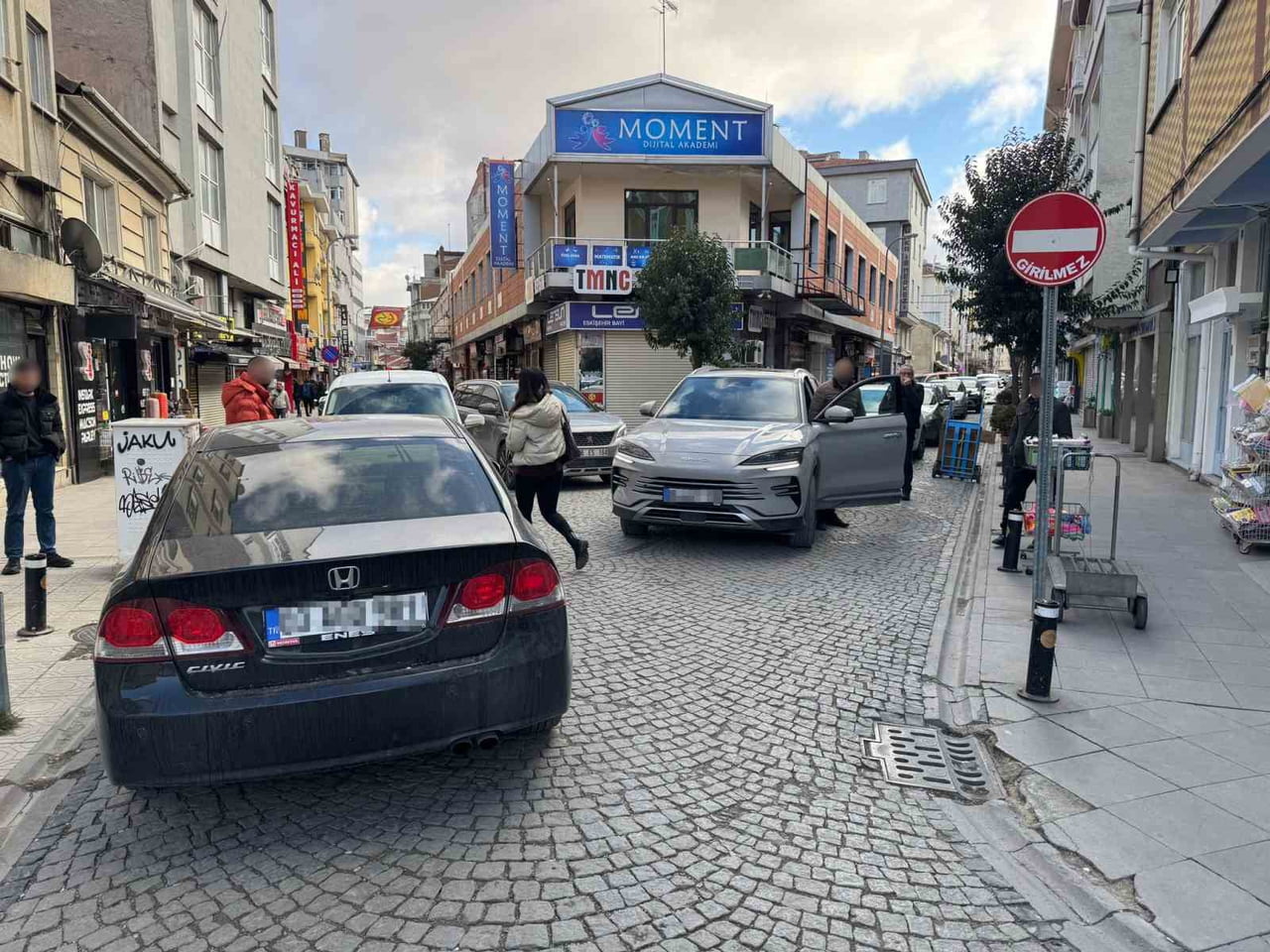 ESKİŞEHİR’DE İKİ SOKAĞIN KESİŞİMİNDE HATALI PARK EDİLEN BİR OTOMOBİL NEDENİYLE TRAFİK DURMA...