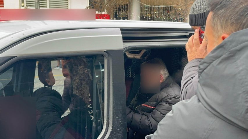 ESKİŞEHİR’DE KUYUMCUDA SAHTE BİLEZİKLERİ GERÇEĞİ İLE TAKAS ETMEK İSTERKEN POLİS TARAFINDAN...