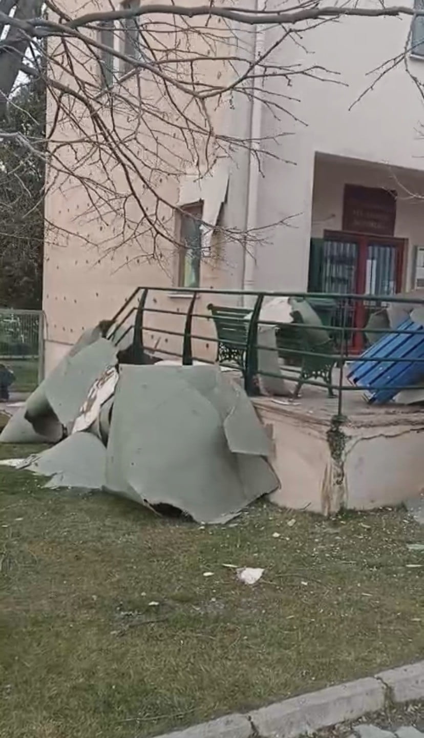 ESKİŞEHİR’DE MEYDANA GELEN FIRTINA SONUCUNDA, 75. YIL MAHALLESİ’NDE ÇEVRE ZARAR GÖRDÜ.