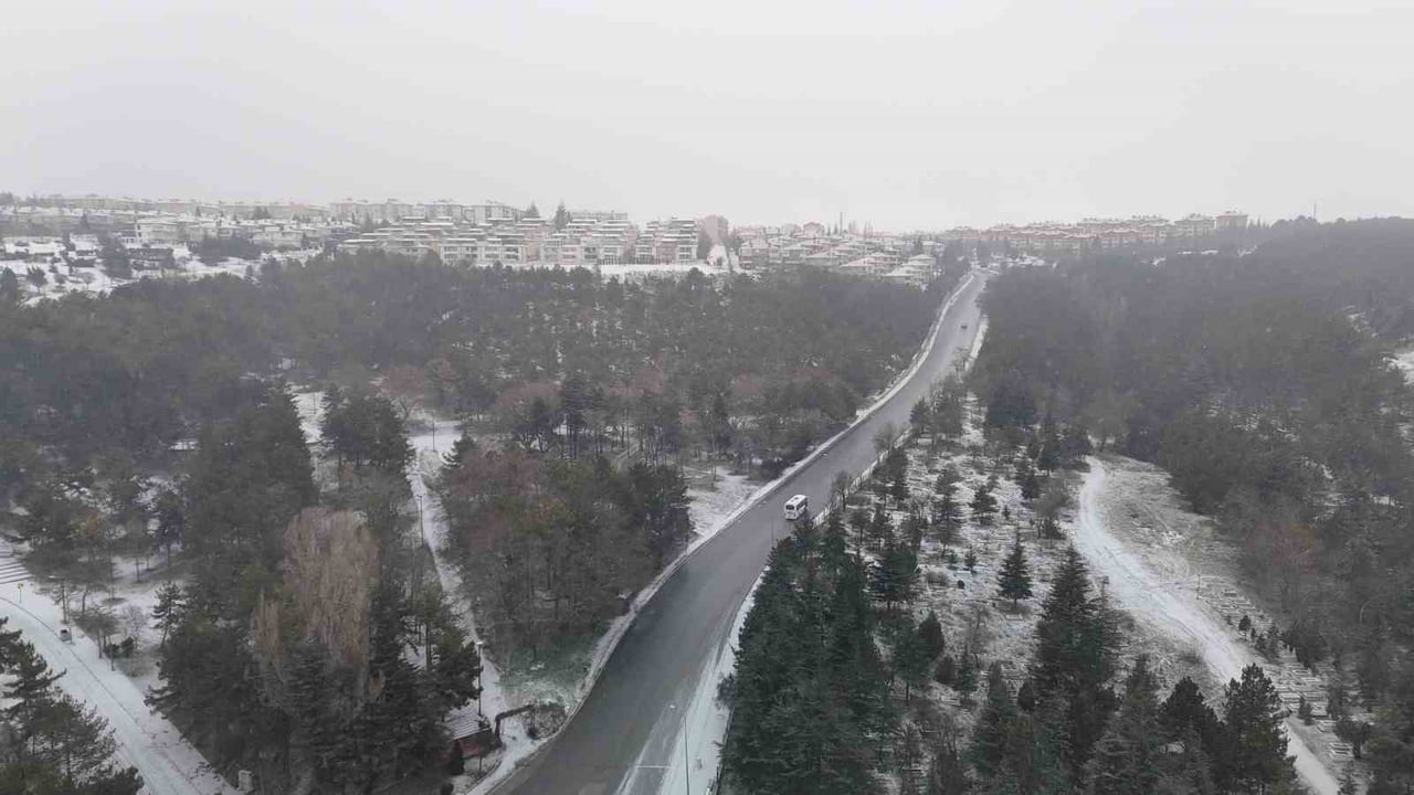 ESKİŞEHİR’DE SABAH SAATLERİNDE YAĞAN KAR KENTTE BULUNAN FARKLI RENKTEKİ TARİHİ ODUNPAZARI...