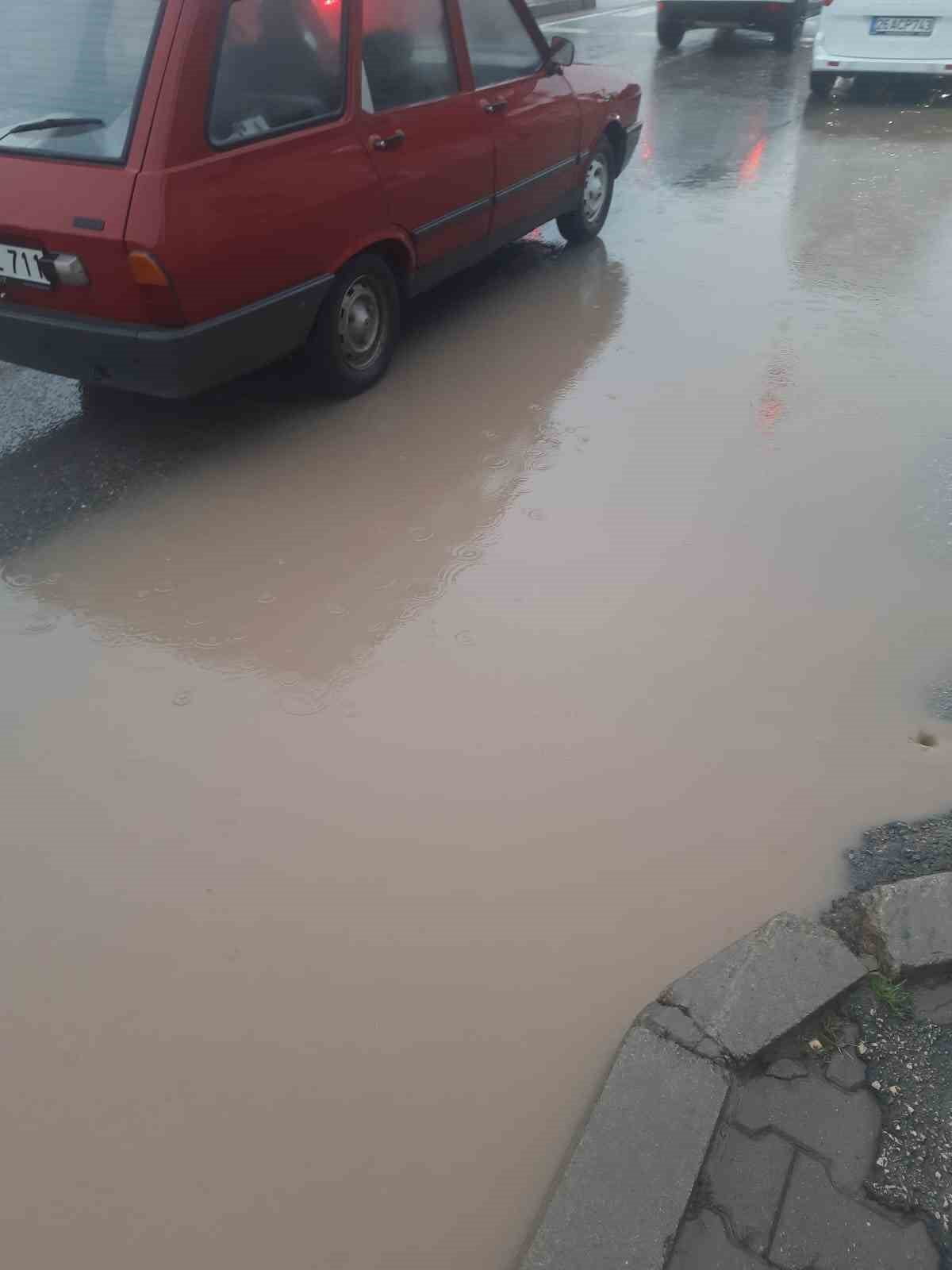 ESKİŞEHİR’DE SAĞANAK YAĞIŞ SONUCUNDA ORHANGAZİ MAHALLESİ'NDE OLUŞAN SU BİRİKİNTİLERİ VATANDAŞLARA...