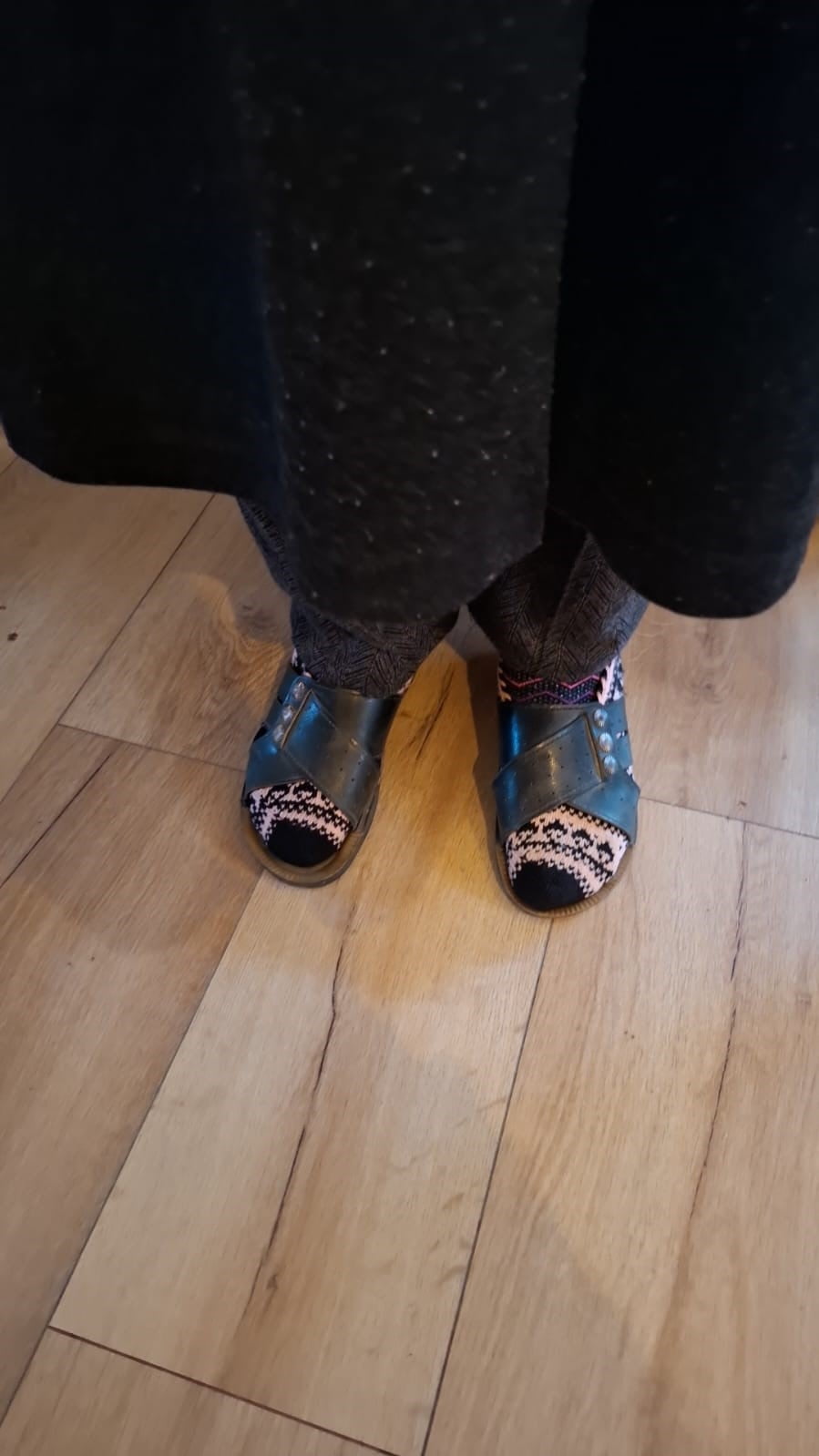 ESKİŞEHİR’DE SOĞUK HAVAYA RAĞMEN AYAKKABISI OLMADIĞI İÇİN AYAĞINDA TERLİKLE DOLAŞMAK ZORUNDA KALAN...