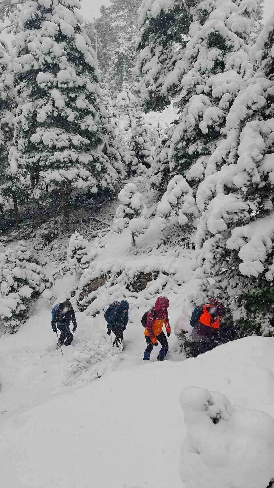 ESKİŞEHİR DOĞA AKTİVİTELERİ (ESDAG) ÜYELERİ, BOZÜYÜK MEZİTLER BÖLGESİNDEKİ ZORLU ORMAN PARKURUNU...