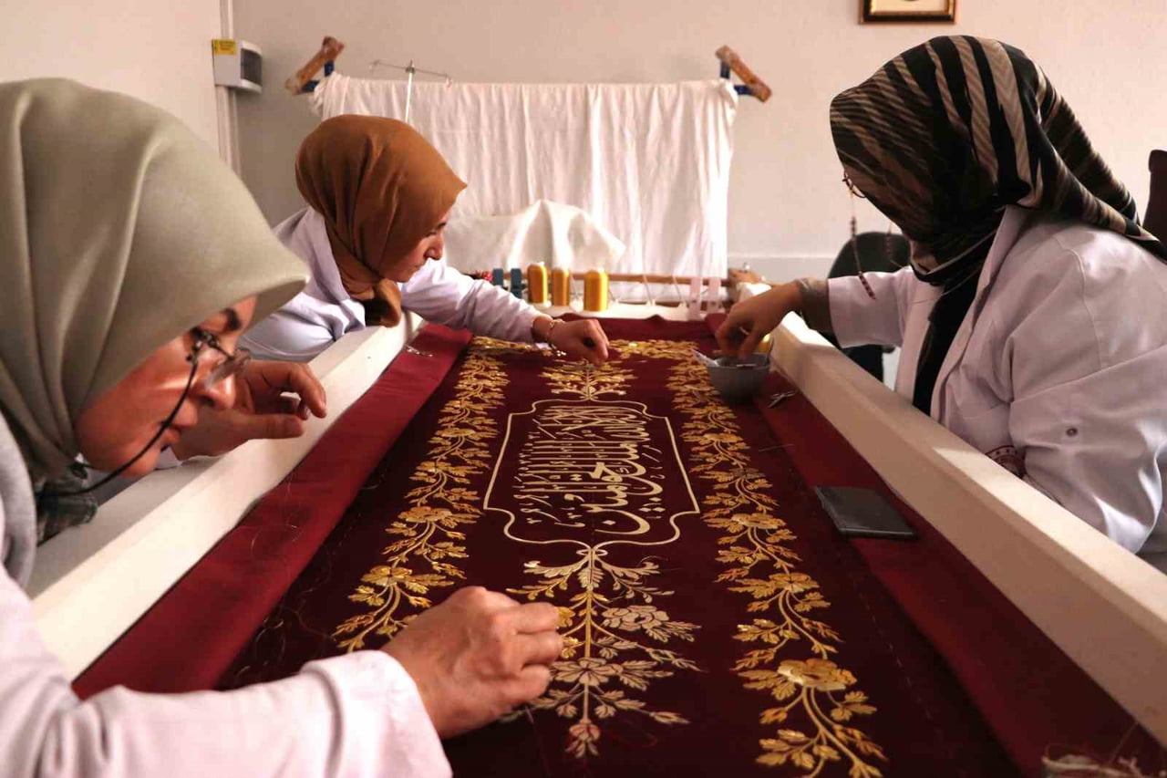 ESKİŞEHİR OLGUNLAŞMA ENSTİTÜSÜ'NDE KADINLAR, 2 YILDIR ÜZERİNDE ÇALIŞTIKLARI HAFSA AYŞE SULTAN'IN...