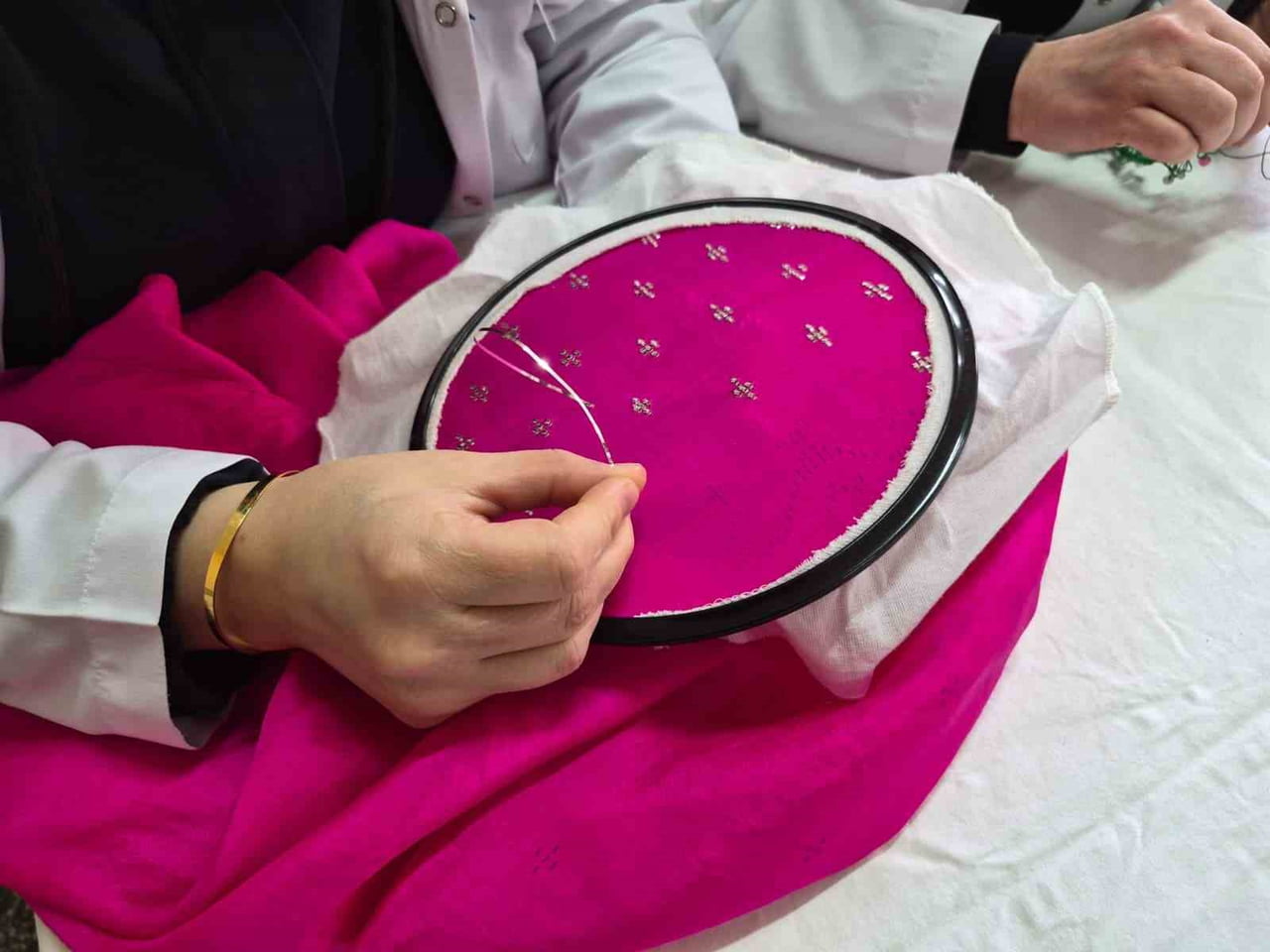 ESKİŞEHİR OLGUNLAŞMA ENSTİTÜSÜ BÜNYESİNDE YÜRÜTÜLEN GELENEKSEL GELİNBAŞLARI PROJESİYLE...