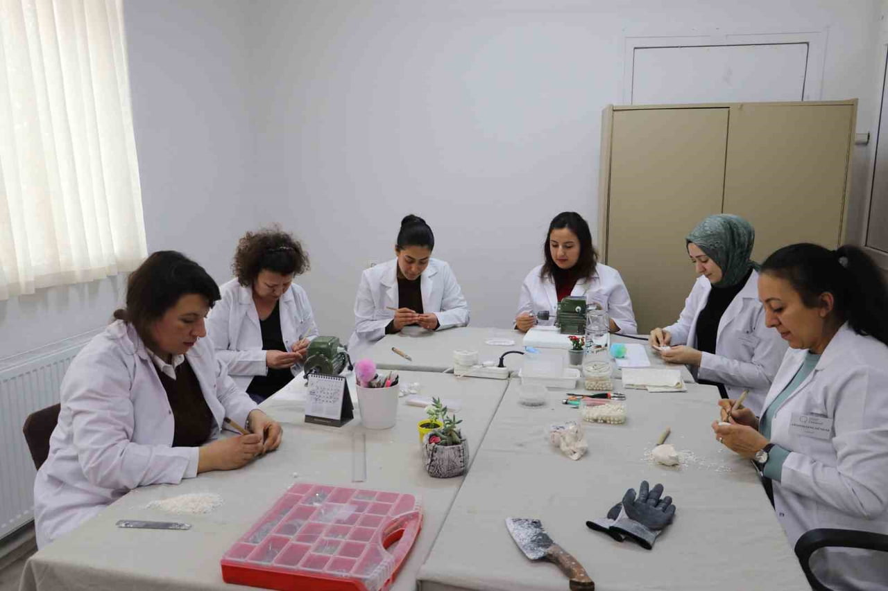 ESKİŞEHİR OLGUNLAŞMA ENSTİTÜSÜ, KENTİN SİMGESİ OLAN LÜLETAŞINI GELENEKSEL MOTİFLERLE İŞLEYEREK HEM...