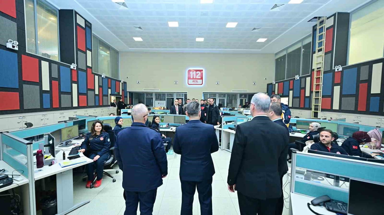 ESKİŞEHİR VALİSİ HÜSEYİN AKSOY, 112 ACİL ÇAĞRI MERKEZİ MÜDÜRLÜĞÜ'NÜ ZİYARET EDEREK GÖREVİ...