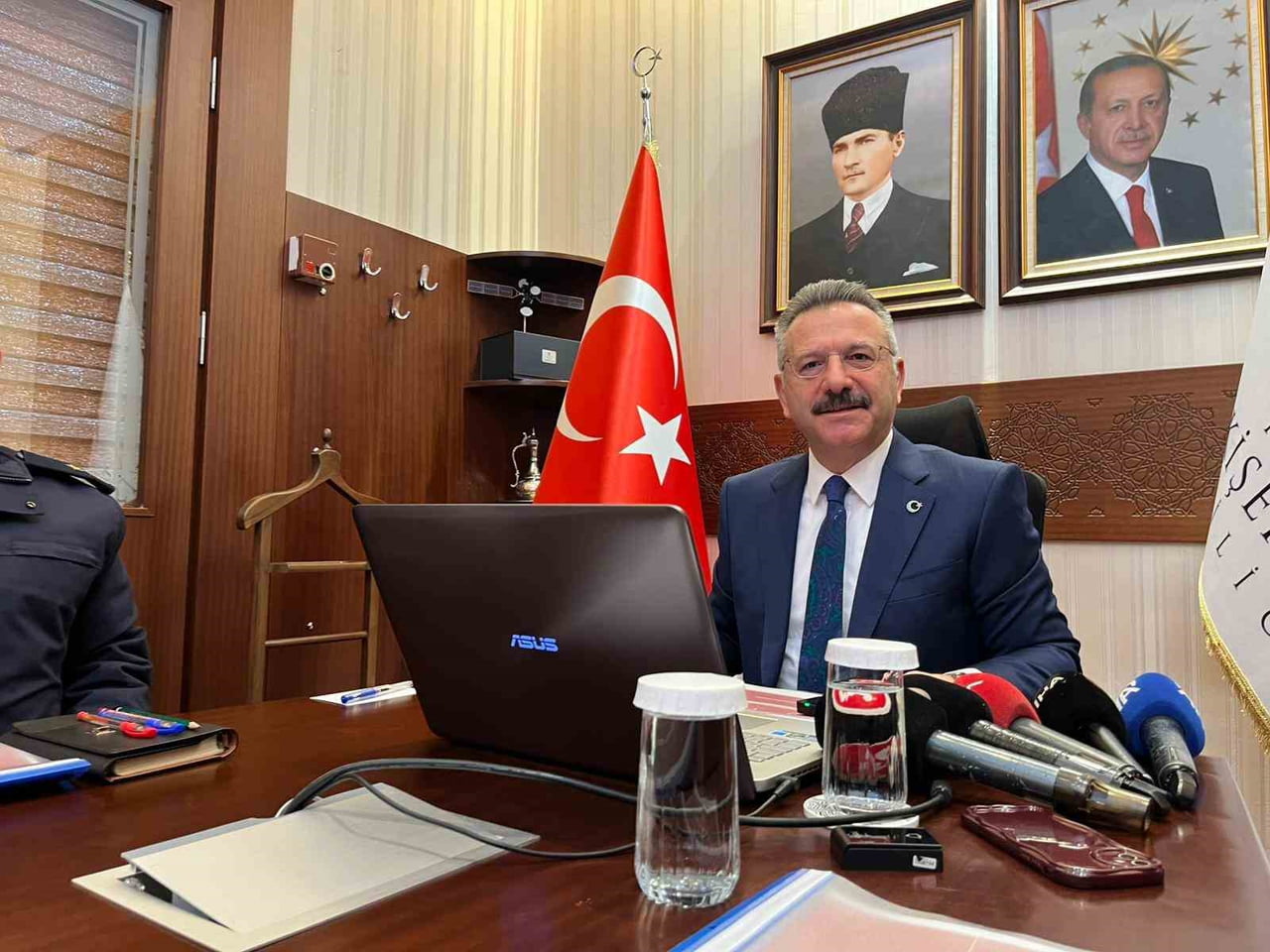 ESKİŞEHİR VALİSİ HÜSEYİN AKSOY, 2026 YILININ İLK GÜVENLİK BİLGİLENDİRME TOPLANTISI’NDA SON 3 YILIN...