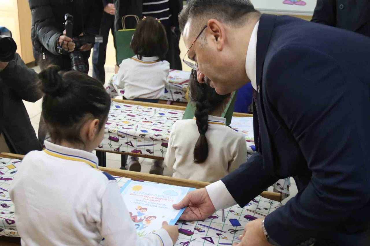 ESKİŞEHİR VALİSİ HÜSEYİN AKSOY, 23 NİSAN İLKOKULU’NDA DÜZENLENEN KARNE TÖRENİNE KATILARAK...