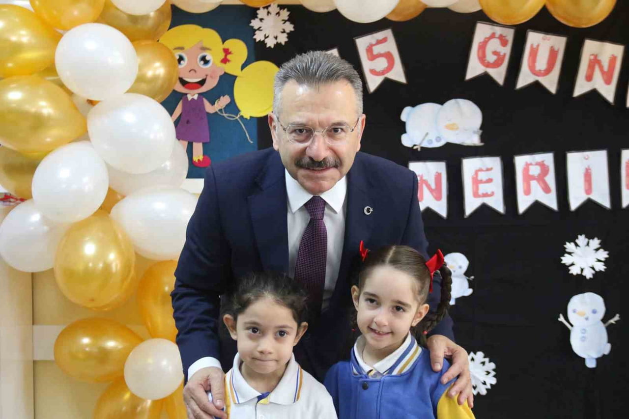 ESKİŞEHİR VALİSİ HÜSEYİN AKSOY, 23 NİSAN İLKOKULU’NDA DÜZENLENEN KARNE TÖRENİNE KATILARAK...