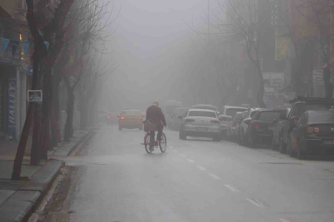 ESKİŞEHİRLİLER PAZAR SABAHINA SİSLE UYANDI