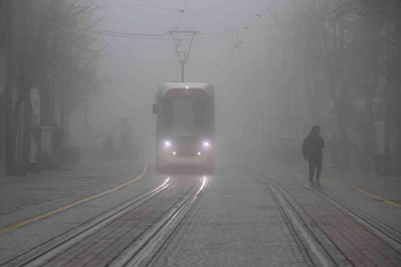 ESKİŞEHİRLİLER PAZAR SABAHINA SİSLE UYANDI