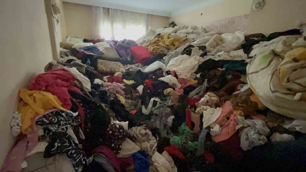 EVİNDE İSTİFLEDİĞİ GİYSİ YIĞINLARININ ARASINDA ÖLÜ BULUNDU
