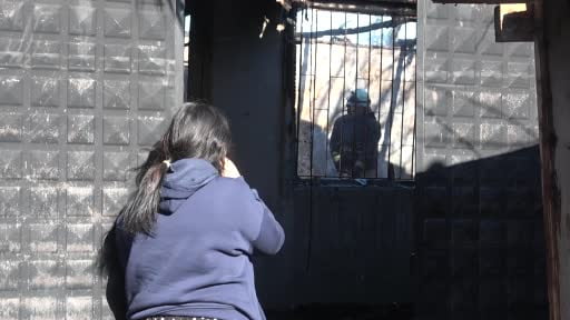 Evlerinin yanışını gözyaşları içinde izledi