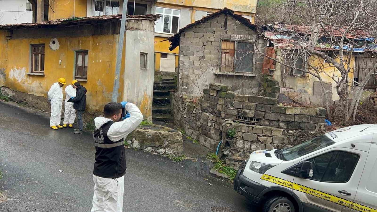 EYÜPSULTAN’DA BİR GECEKONDUDA ÇIKAN YANGINDA 65 YAŞINDAKİ ERAY YAVAŞ HAYATINI KAYBEDERKEN, 1 KİŞİ...