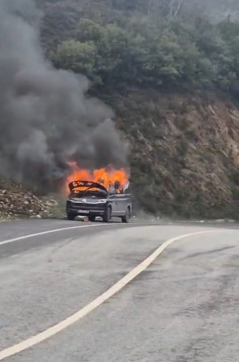 EYÜPSULTAN’DA, SEYİR HALİNDE ALEVLER İÇİNDE KALAN ARAÇ, İTFAİYE EKİPLERİNCE...