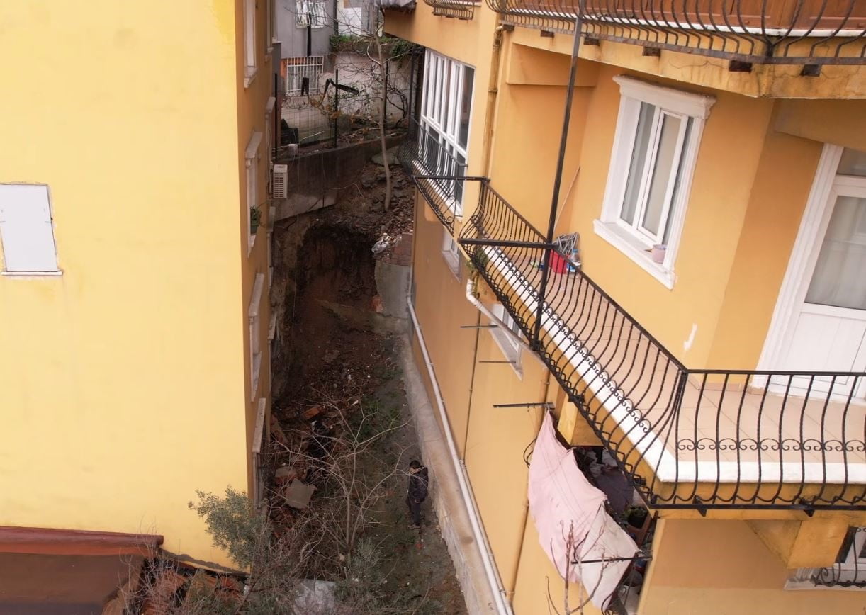 EYÜPSULTAN’DA YAĞIŞ SEBEBİYLE İSTİNAT DUVARI ÇÖKTÜ: BİR DAİREDE HASAR OLUŞTU