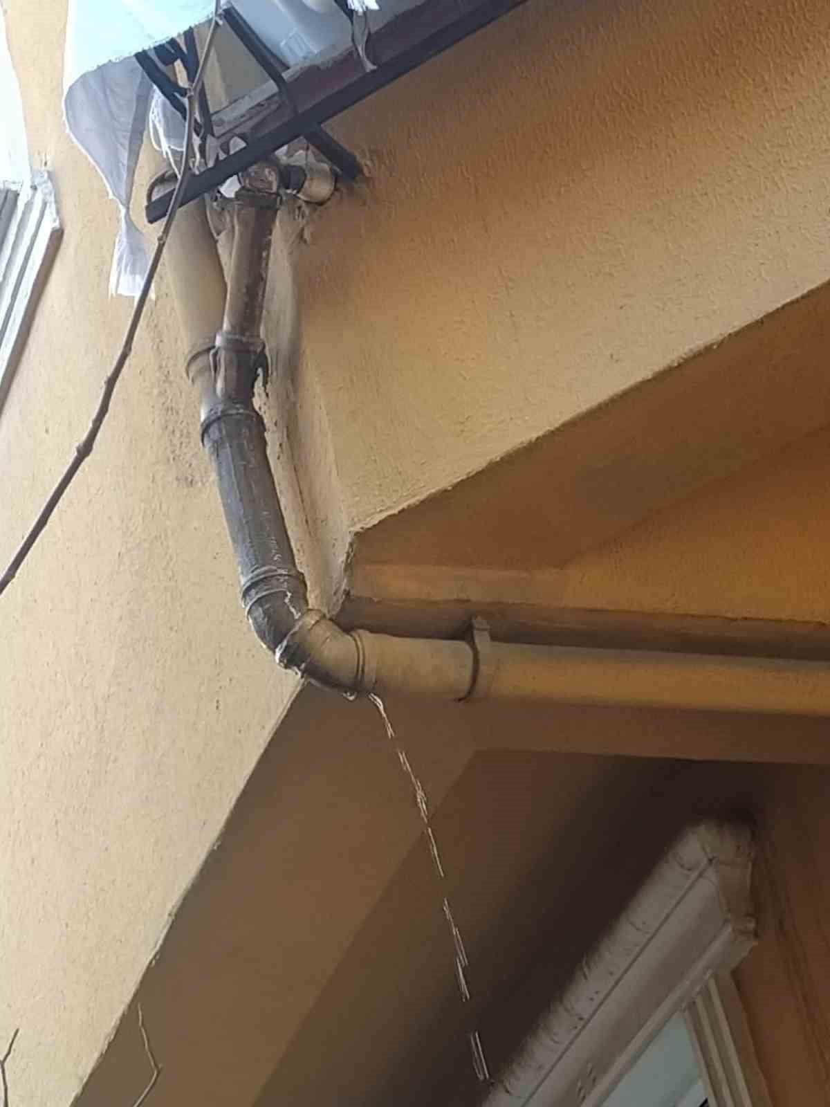 EYÜPSULTAN’DA YAĞIŞ SEBEBİYLE İSTİNAT DUVARI ÇÖKTÜ: BİR DAİREDE HASAR OLUŞTU