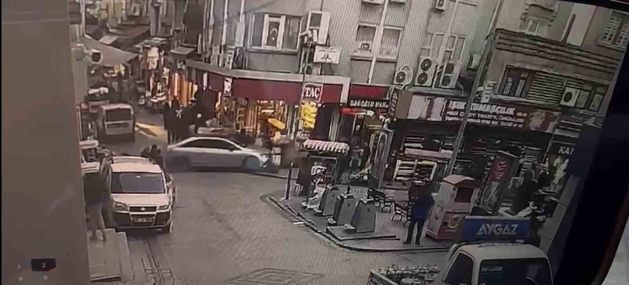 FATİH EMİNÖNÜ'NDE FREN YERİNE GAZA BASAN OTOMOBİL SÜRÜCÜSÜ, ÖNCE VALİZLERE ARDINDAN VATANDAŞLARIN...