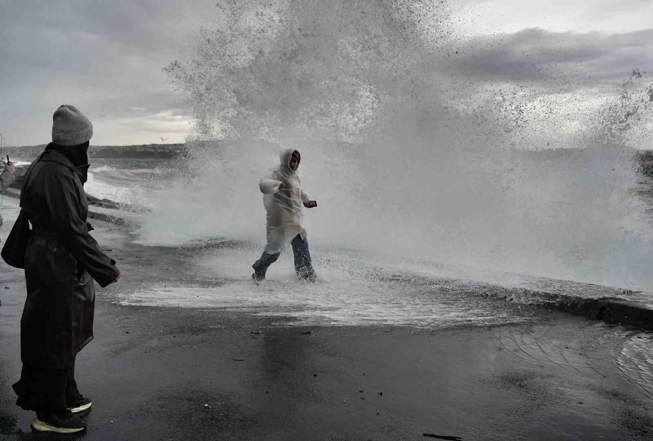 FATİH SAHİLİNDE ŞİDDETLİ LODOSA ALDIRIŞ ETMEYEN VATANDAŞLAR CEP TELEFONU İLE FOTOĞRAF ÇEKME...