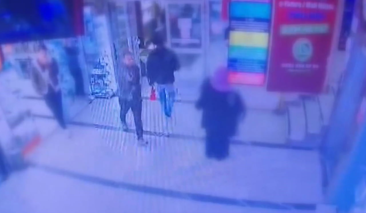 FATİH SİRKECİ'DE DOĞUBANK İŞ MERKEZİNDE BULUNAN BİR TELEFONCUDA İŞTEN ÇIKARILAN BİR KİŞİNİN, İŞ...