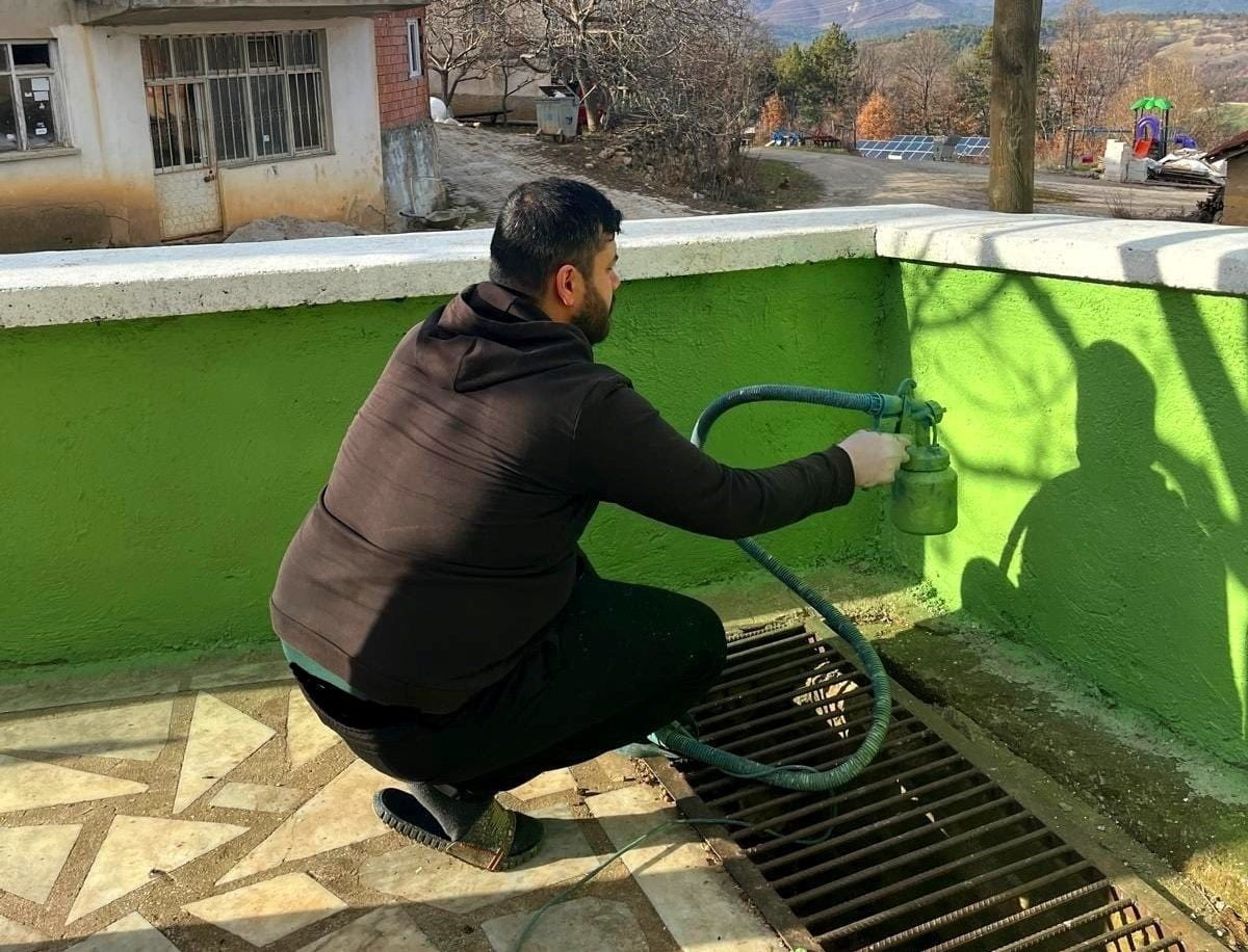 FEDAKÂR İMAMDAN ÖRNEK DAVRANIŞ CAMİ BAHÇESİNİN DUVARLARINI VE KAPISINI KENDİ İMKÂNLARIYLA...