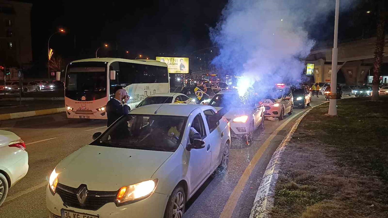FENERBAHÇE'NİN SÜPER KUPA ŞAMPİYONLUĞU ŞANLIURFA'DA SEVİNCE DÖNÜŞTÜ