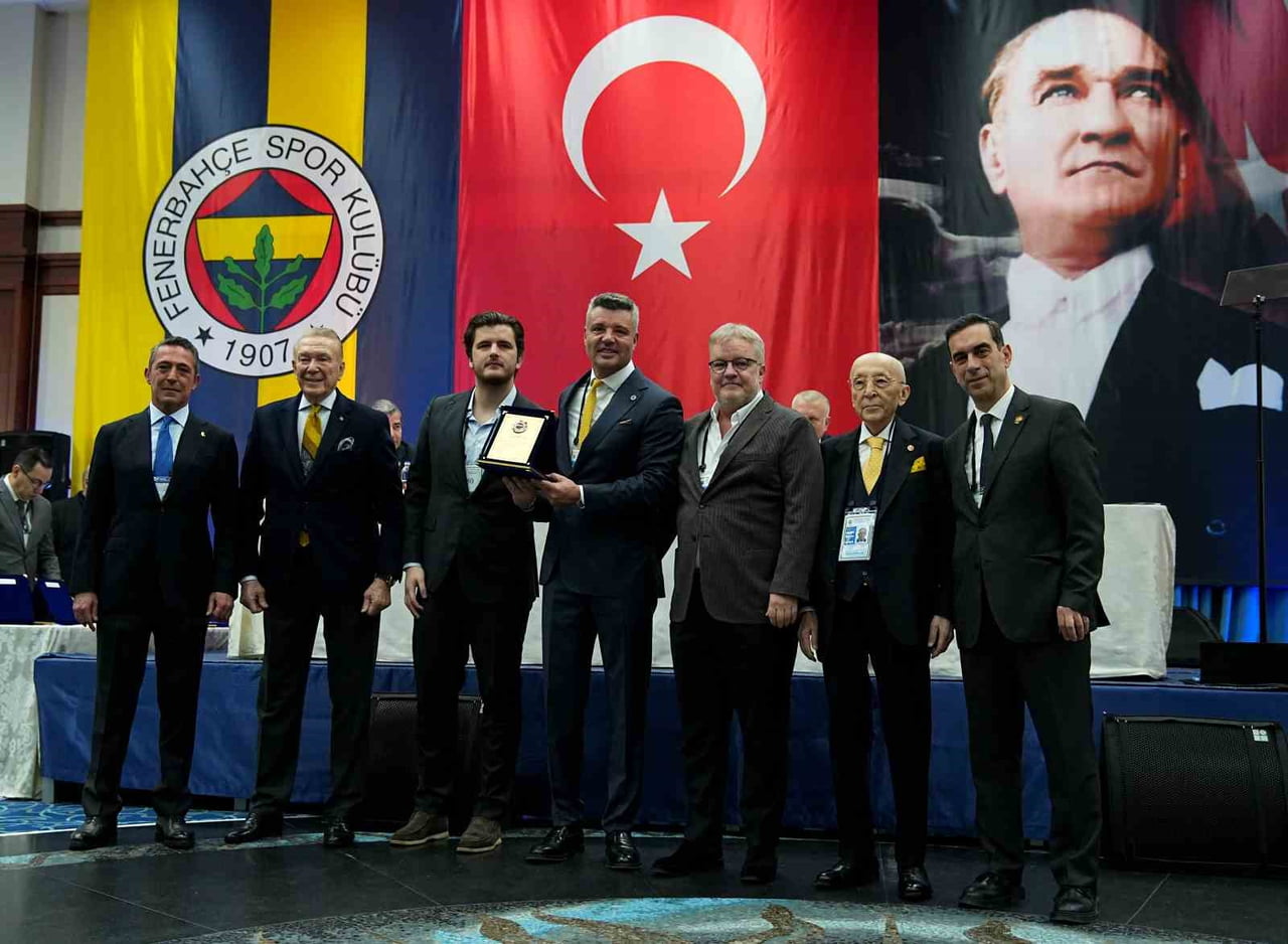 FENERBAHÇE OLAĞAN YÜKSEK DİVAN KURULU TOPLANTISI'NDA ESKİ BAŞKANLARDAN ALİ ŞEN'E 50. YIL PLAKETİ...