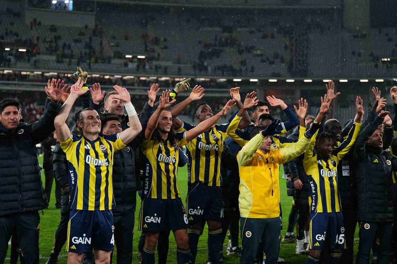 FENERBAHÇE, TURKCELL SÜPER KUPA FİNALİ'NDE GALATASARAY'I 2-0 YENEREK KUPANIN SAHİBİ OLDU.