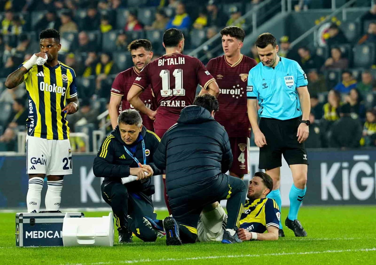 FENERBAHÇELİ FUTBOLCU İSMAİL YÜKSEK, GÖZTEPE MAÇINDA YAŞADIĞI SAKATLIK NEDENİYLE 38. DAKİKADA...